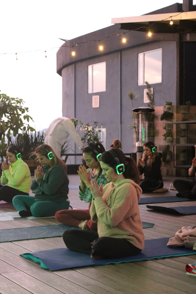 Foto: silent concert, audífonos, escena íntima a luz tenue
